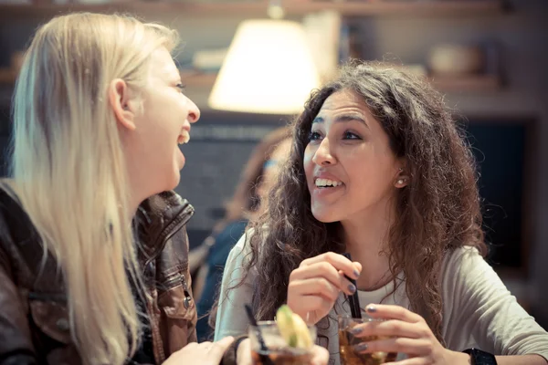 Blond en brunette mooie stijlvolle jonge vrouwen — Stockfoto