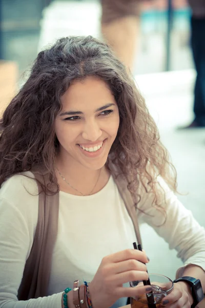 カクテルと美しいブルネットの長い巻き毛モロッコ女性 — ストック写真