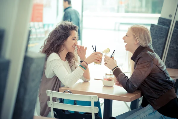 Blondýna a bruneta krásné stylové mladé ženy — Stock fotografie