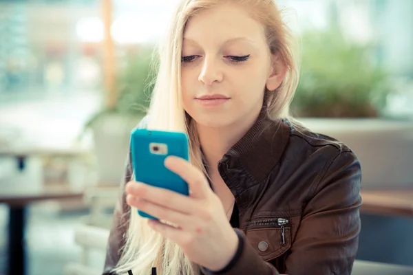 Schöne junge blonde Frau — Stockfoto