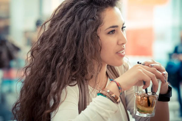 Schöne lockige lange brünette Haare marokkanische Frau mit Cocktail — Stockfoto