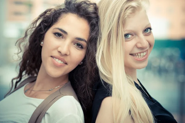 Blond en brunette mooie stijlvolle jonge vrouwen — Stockfoto