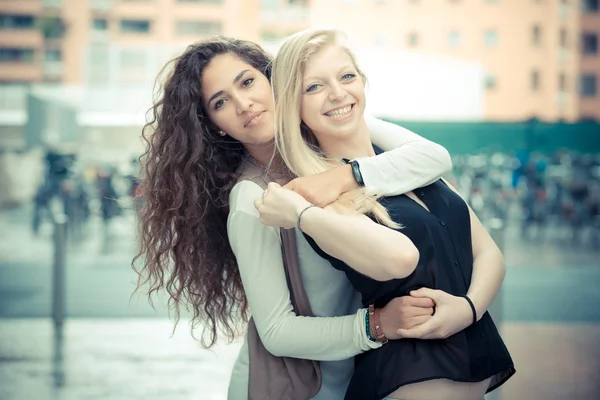 Блондинка и брюнетка красивые стильные молодые женщины — стоковое фото