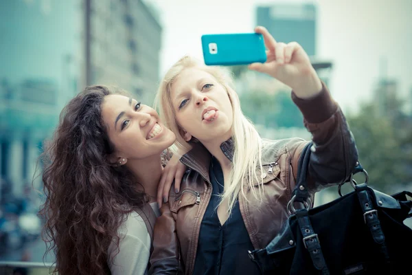 Blond och brunett — Stockfoto