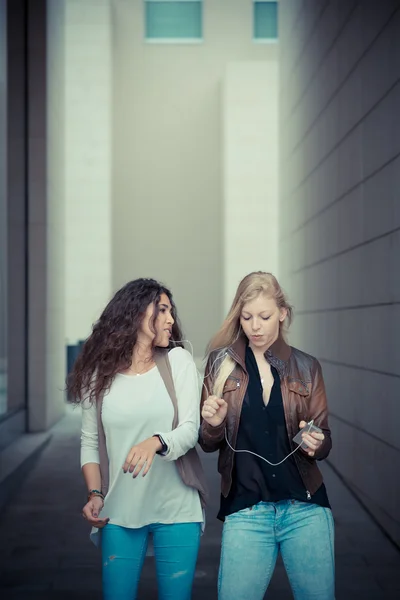 Blond und brünett — Stockfoto