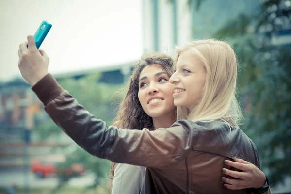 Blond en brunette — Stockfoto