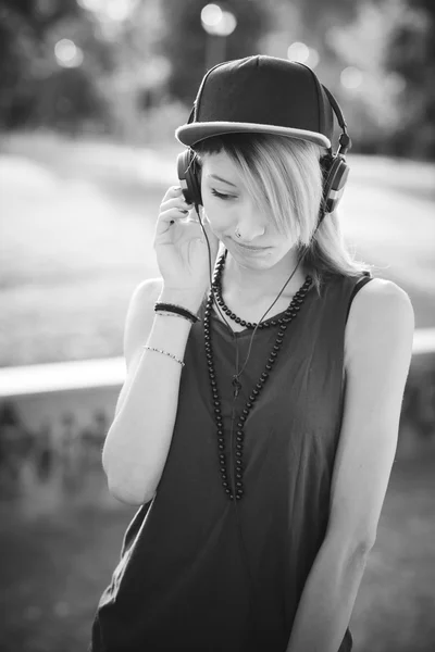 Genç güzel kadın müzik dinleme model — Stok fotoğraf