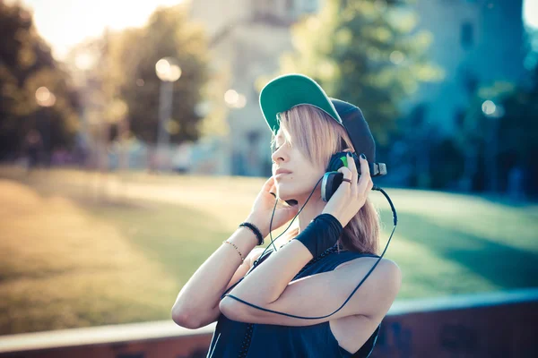 Młody piękny wzór kobiety słuchania muzyki — Zdjęcie stockowe