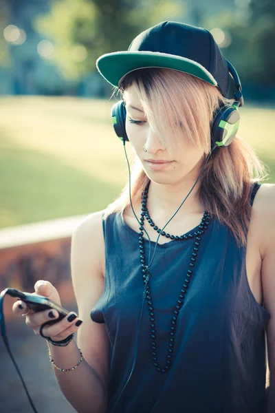 Joven hermosa modelo mujer escuchando música — Foto de Stock