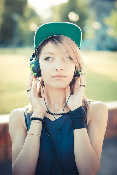 Jeune belle femme modèle écouter de la musique — Photo