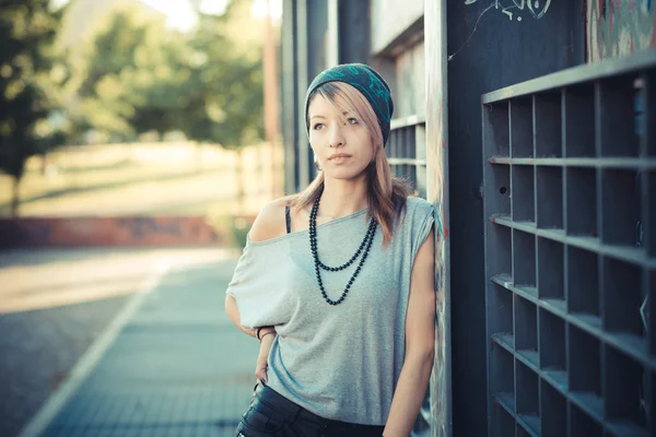 Junge schöne Modell Frau — Stockfoto