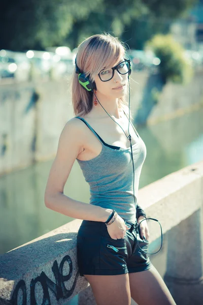 Młody piękny wzór kobiety słuchania muzyki — Zdjęcie stockowe
