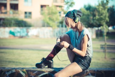 genç güzel kadın müzik dinleme model