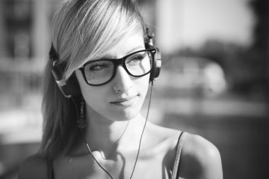 genç güzel kadın müzik dinleme model