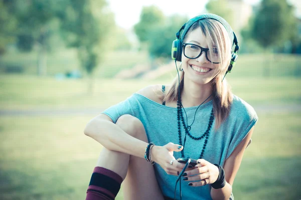 Молодая красивая модель женщина слушает музыку — стоковое фото