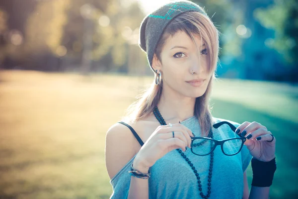 Jeune belle femme modèle — Photo