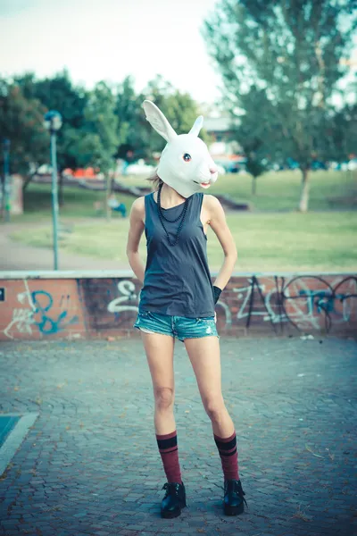 Konijn masker vrouw — Stockfoto