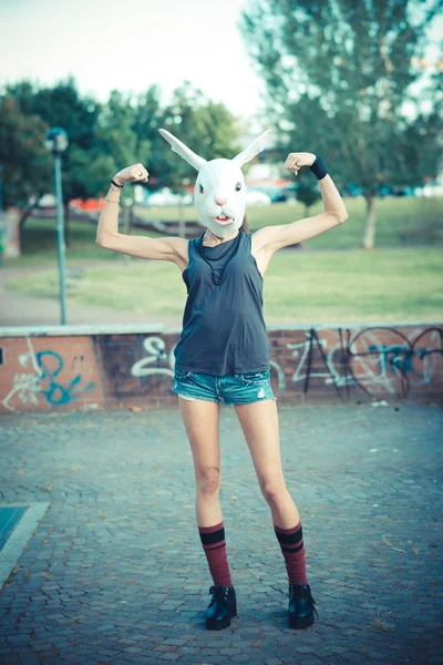 Coniglio maschera donna — Foto Stock