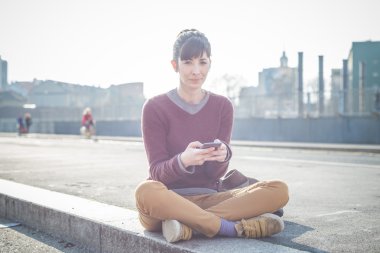 Akıllı telefon kullanan kadın