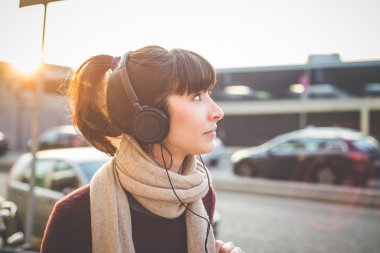 Müzik dinleyen kadın