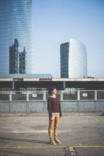 Junge schöne Hipster-Frau — Stockfoto