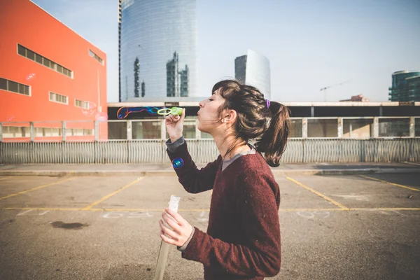 Femme avec ventilateur à bulles — Photo