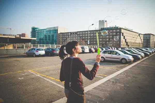 Femme avec ventilateur à bulles — Photo