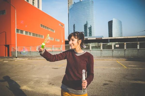 Femme avec ventilateur à bulles — Photo