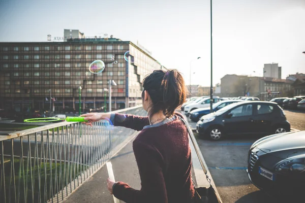 Vrouw met zeepbel blower — Stockfoto