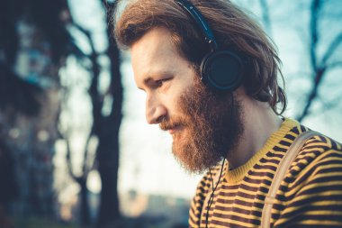 şık yakışıklı hipster adam müzik dinleme genç sakallı 