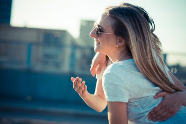 İki güzel genç kadın.