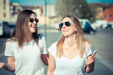 iki güzel genç kadın yürüyüş