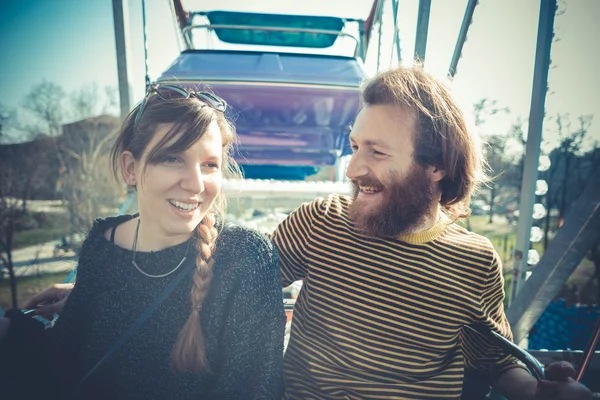 Jovem moderno elegante casal urbano — Fotografia de Stock