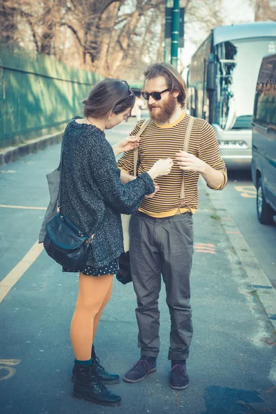 Unga moderna snygga paret urban — Stockfoto