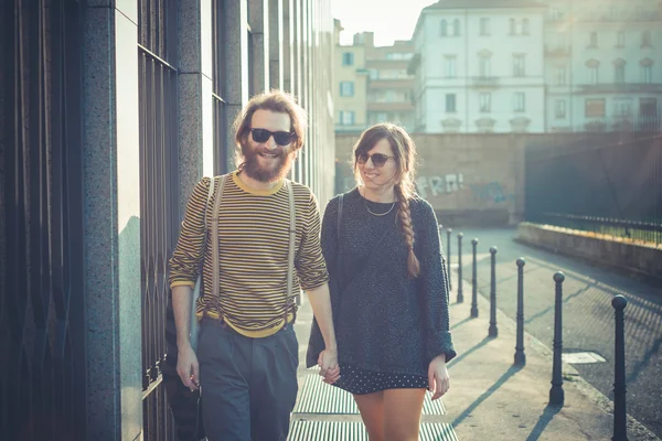 Jeune couple élégant moderne urbain — Photo