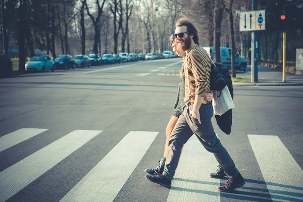 Junge moderne stilvolle Paar urban — Stockfoto