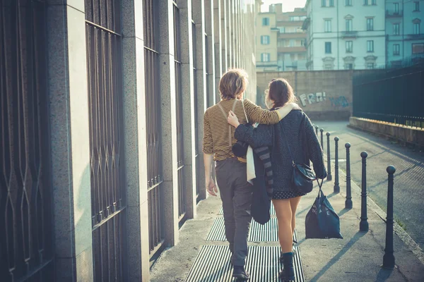 Joven moderno elegante pareja urbana — Foto de Stock