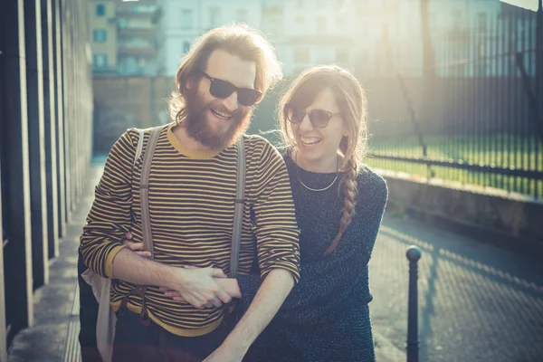 Jovem moderno elegante casal urbano — Fotografia de Stock