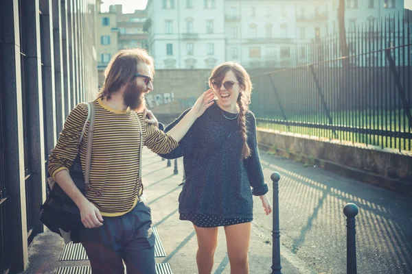 Joven moderno elegante pareja urbana —  Fotos de Stock