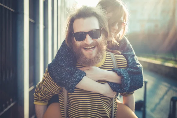 Joven moderno elegante pareja urbana — Foto de Stock