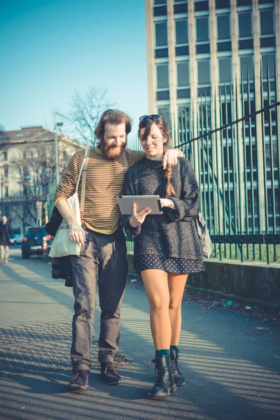 Junges modernes stilvolles Paar mit Tablet urban — Stockfoto