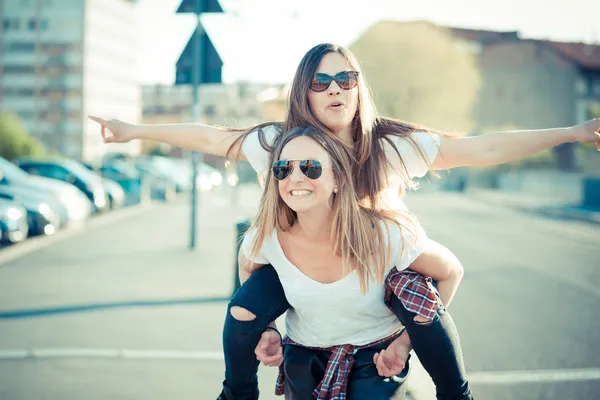 Zwei schöne junge Frauen, die Spaß haben — Stockfoto