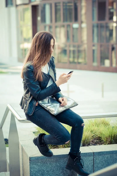 Giovane bella donna utilizzando smart phone — Foto Stock