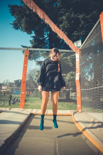 Joven hermosa rubia hipster mujer saltar — Foto de Stock