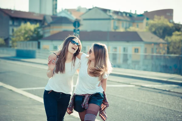 Duas belas mulheres jovens se divertindo — Fotografia de Stock