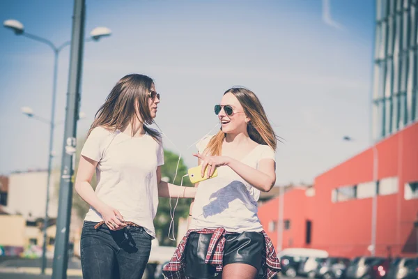 Två vackra unga kvinnor promenader — Stockfoto