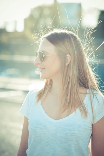 Junge schöne Frau — Stockfoto