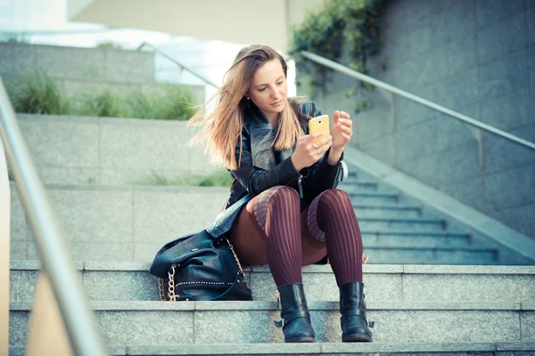 Ung vacker kvinna med hjälp av smart telefon — Stockfoto
