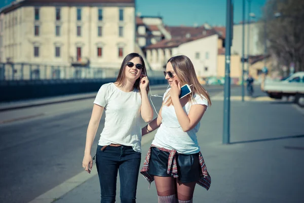 Deux belles jeunes femmes marchant — Photo