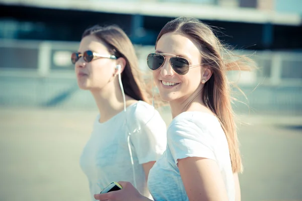 Zwei schöne junge Frauen zu Fuß — Stockfoto